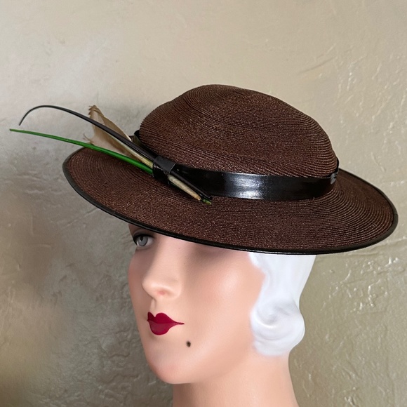 CHARMING 1940S\' BROWN STRAW FEDORA WITH LACQUERED FEATHERS + QUILLS main image 12